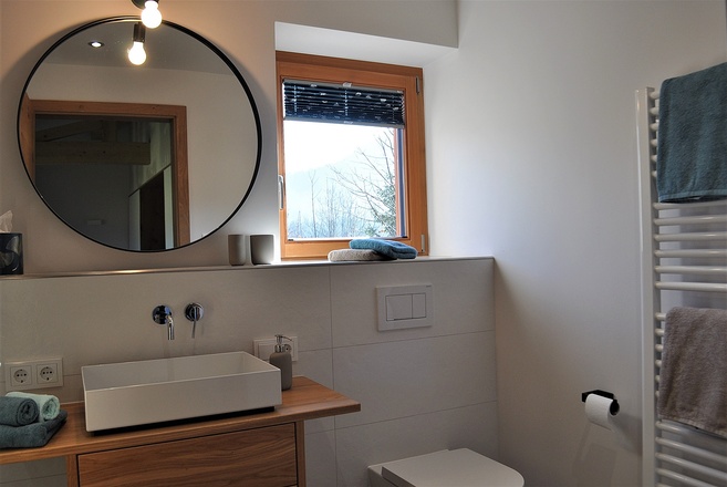 2. Bad mit Dusche/WC