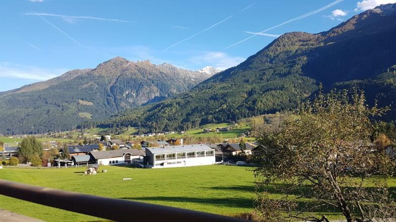 Blick vom Balkon zur Talstation der Wildkogelbahn
