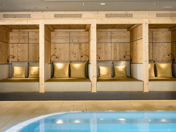 Ausschnitt Pool mit Liegekojen