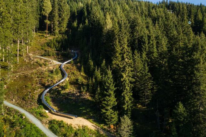 Rutschenweg mit 10 Edelstahlrutschen
