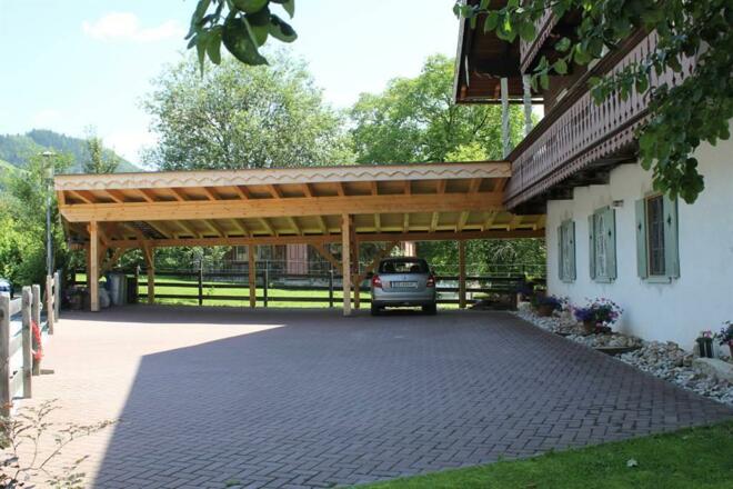 Carport im Sommer