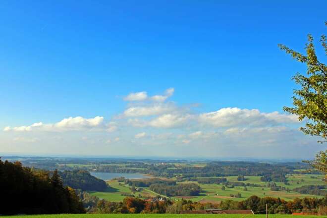 Forstweg Ratzinger Höhe - Ratzinger Höhe, Obst und Kulturweg Aussicht auf Simssee und Rosenheimer Land