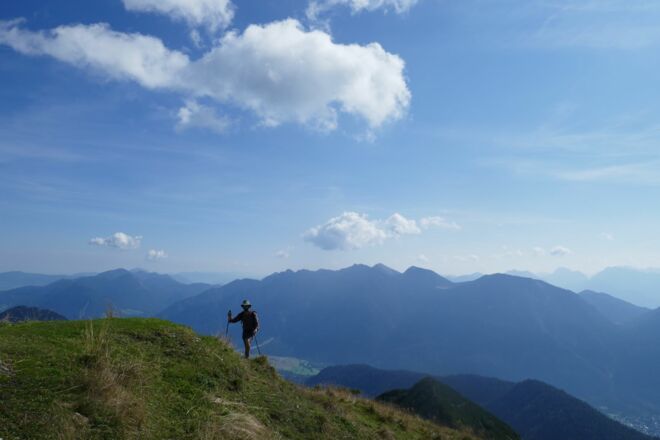 Die letzten Meter zum Gipfel, im Hintergrund das Estergebirge
