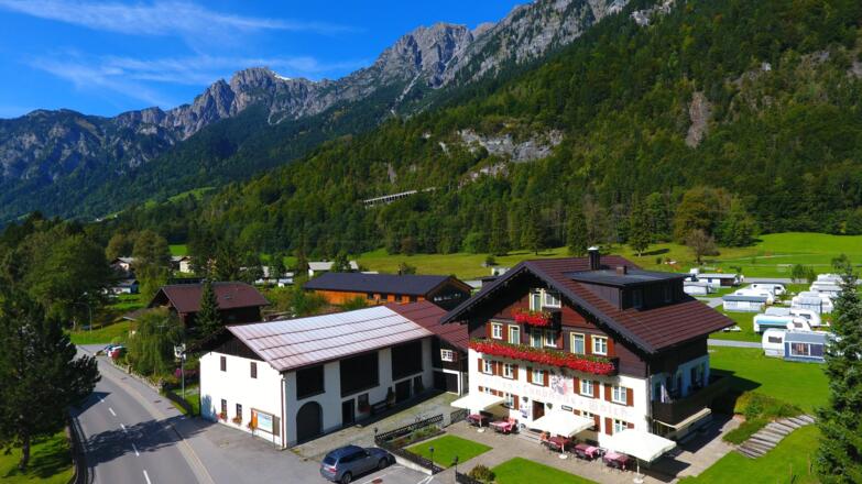 Luftaufnahme Landhaus mit Camping 2