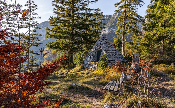Kriegerdenkmal und Bänke auf dem Wartstein