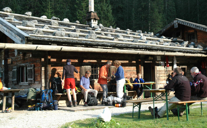 Hüttenwanderer an der Wasseralm