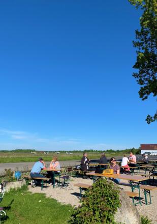 Biergarten Fliegertreff Sitzbänke mit Ausblick