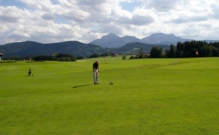 Golfplatz Weng mit Blick zu Hochstaufen und Zwiesel