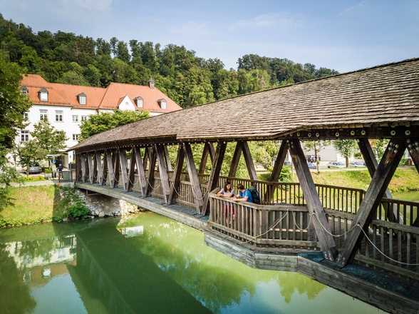 Sebastiani Steg mit Blick auf die Loisach