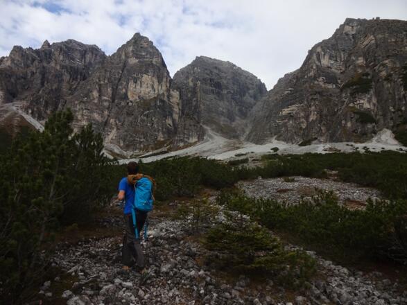 Am Zustiegsweg zum Klettersteig durch den Latschengürtel