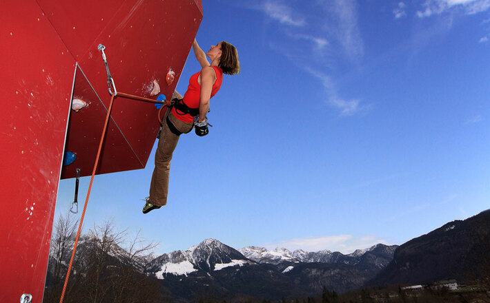 Außenbereich des Kletterzentrums in der Strub