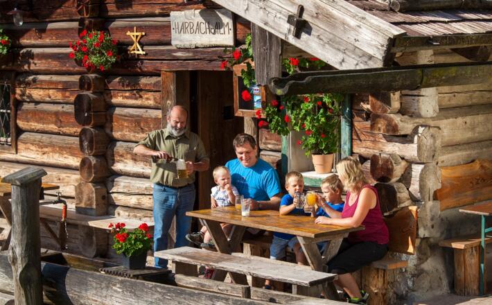 Brotzeit auf der Harbachalm