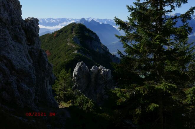 Lausberg am AV Weg 351 dahinter die Arnspitze und Stubaier Alpen