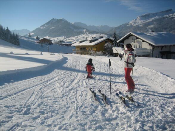 Einstieg für Skifahrer hinter'm Haus