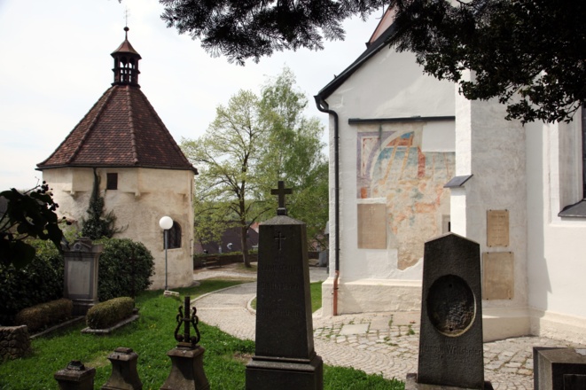Der Karner (Beinhaus) neben der Pfarrkirche Mauthausen
