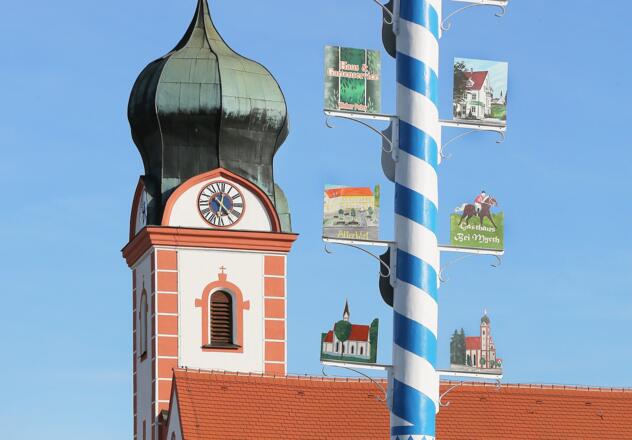 Pfarrkirche St. Nikolaus von Myra in Langenbach mit Maibaum