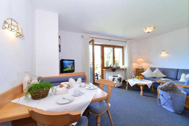 Wohnzimmer mit Essecke Ferienwohnung 3