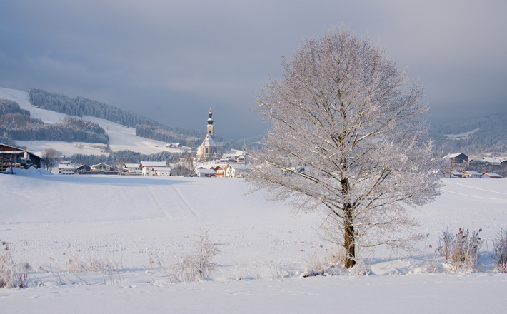Winterlicher Blick zur Pfarrkirche Anger
