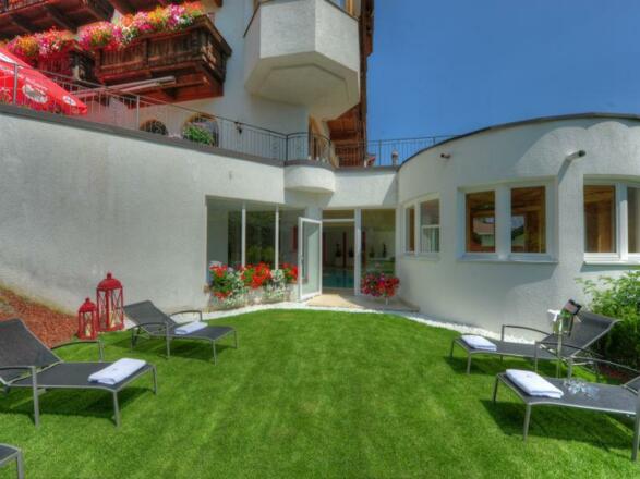 Das Posthaus stubai&smart Liegen Pool Garten