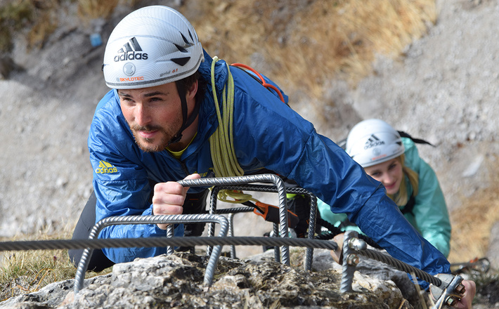 Die ersten Schritte im Klettersteig erlernen