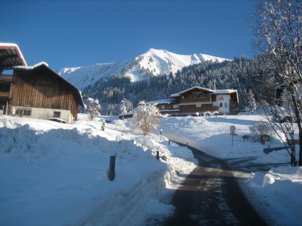 Winter Hausauffahrt vom Dorf