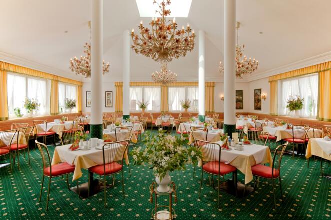 Der lichtdurchflutete Frühstücksraum