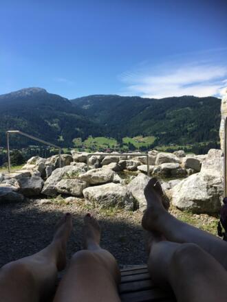 Erfrischendes Wassertretbecken in Hausnähe