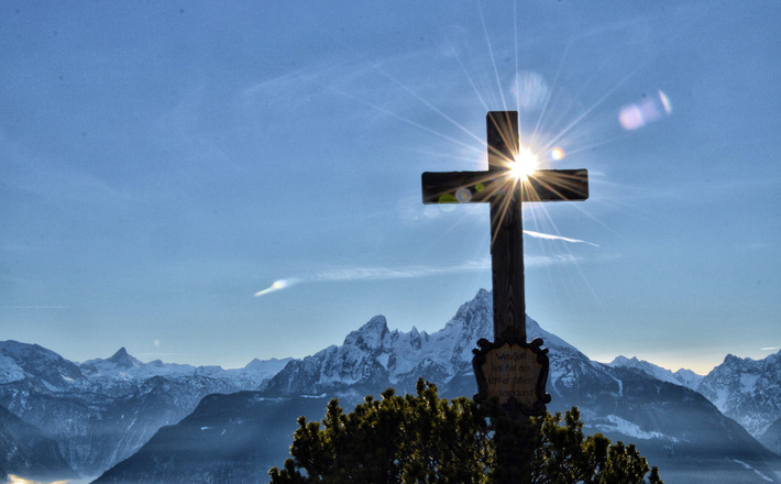 Das Gipfelkreuz der Kneifelspitze vor dem Watzmann