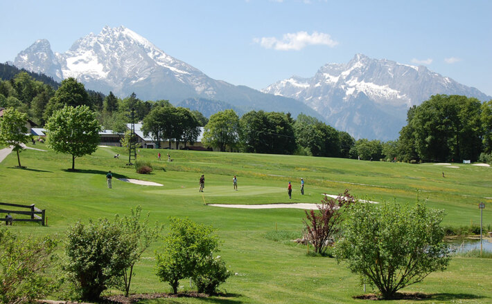 Golfen mit Bilderbuch-Panorama