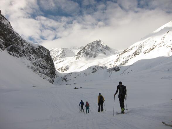 Der flache Talboden vor der ersten Zwinge. Diese erste Steilstufe kann entweder direkt duch die Schlucht bzw. "Zwinge" oder  (häufiger) durch den Steilhang rechts davon überwunden werden. In der Mitte hinten die Kraspesspitz (2948) und - knapp rechts