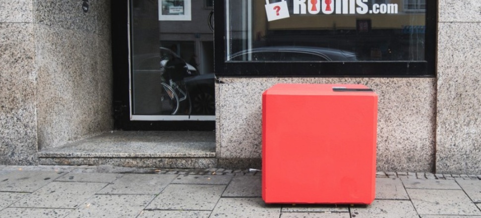 Roter Würfel vor der ehemaligen Distillers Bar, wo sich heute MysteryRooms München befindet