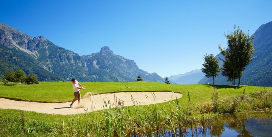 Abschlagen auf dem 18-Loch Golfplatz Bludenz-Braz