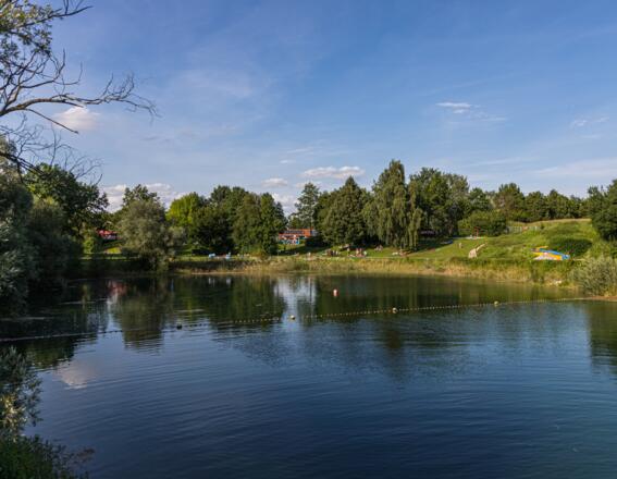 Mammendorfer See mit Blick auf das Freibad im Freizeitpark Mammendorf