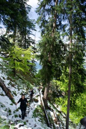 Der Anstieg ist mitunter steil, bei Eis und Schnee sollte man Grödel dabei haben.