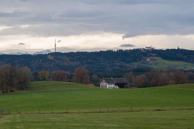 Kurz vor dem Ort Forst spitzt die Zugspitze hinter dem Hohen Peißenberg hervor.