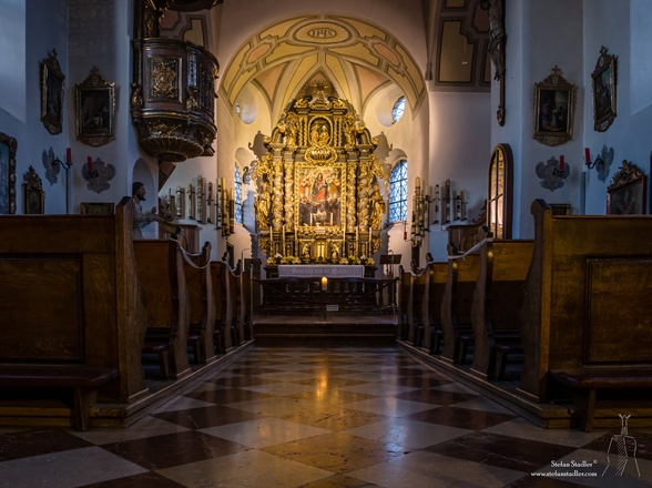 Der vergoldete Altar in Maria Eck glänzt im Licht.