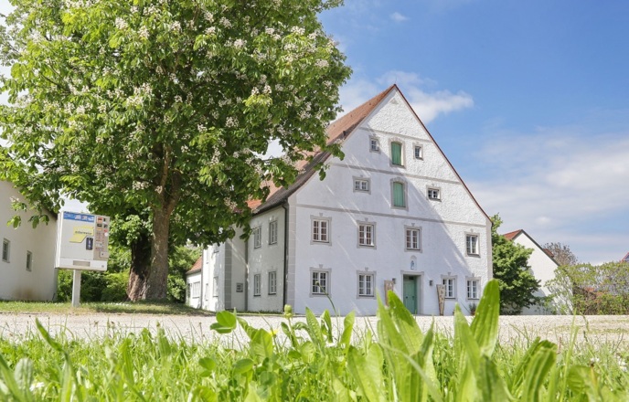 Dorfplatz und Alter Wirt in Fahrenzhausen