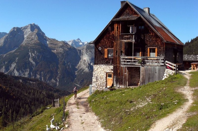 Die urige Plumsjochhütte