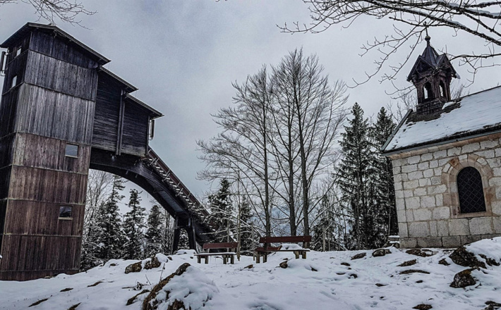 Kälberstein-Kapelle und Sprungturm der 90 Meter Schanze