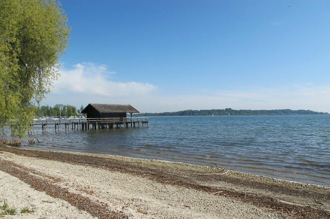Blick in den Chiemsee vom Strandbad Schöllkopf Prien.