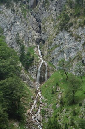 Eine Felswand vor der Höllentalklamm