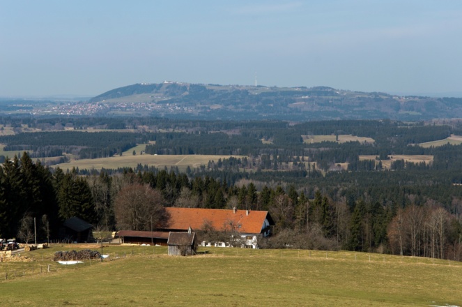 Ausblick vom Dreiseenblick bei Geigersau zum Peißenberg