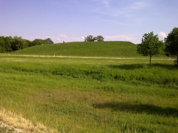 Besucherhügel Süd während der Radrundtour