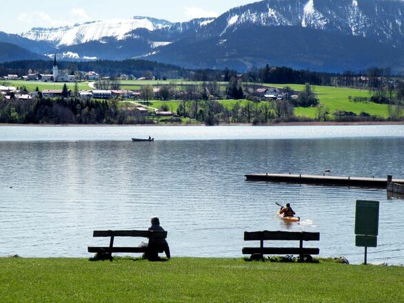 Badeplatz mit bergblick am Simssee.