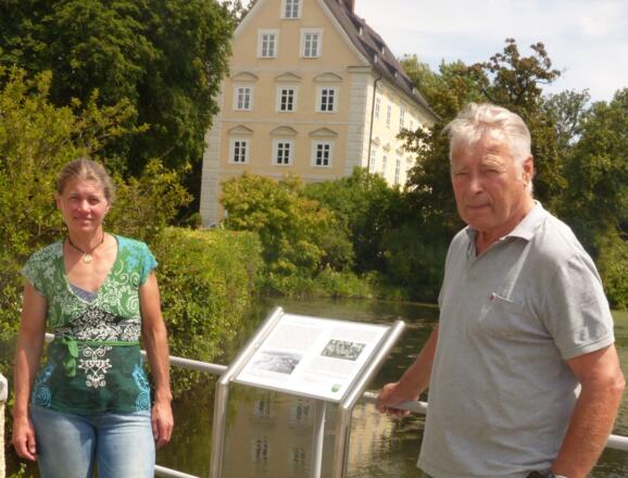 Informationstafel vor dem Schlossgut Erching mit Schlossherrin Julia Selmayr und Seniorchef Josef Selmayr