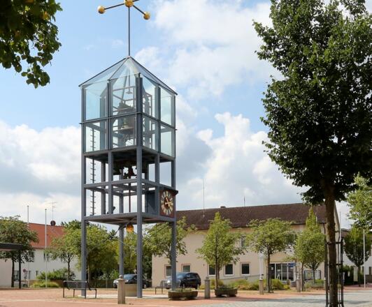 Der "Campanile“ von Langenbach, einem Glockenträger mit goldenem Sphärenkreuz