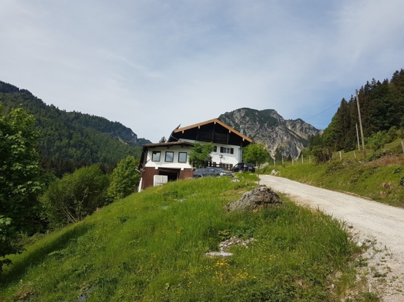 Auf der Forststraße kommen wir vorbei am Berghotel Breitenstein.