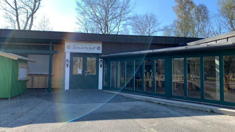 Eingang der Seewirtschaft und Biergarten am Poschinger Weiher