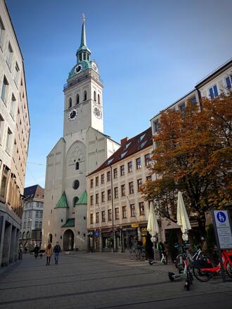 Blick auf den Kirchturm der Pfarrkirche St. Peter