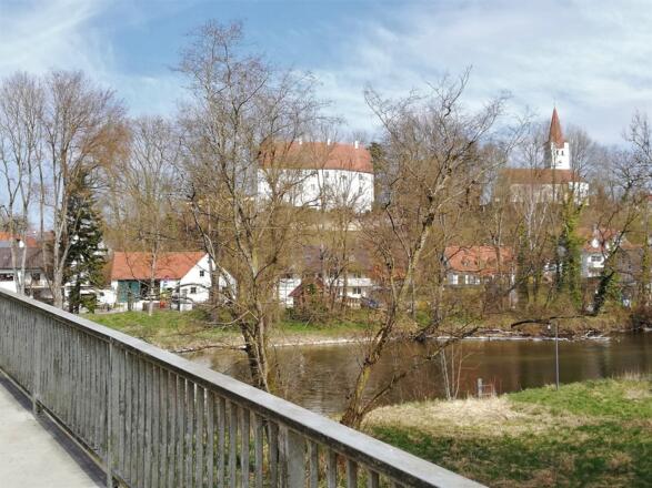 Blick auf das Schloss Inkofen und die Kirche St. Michael